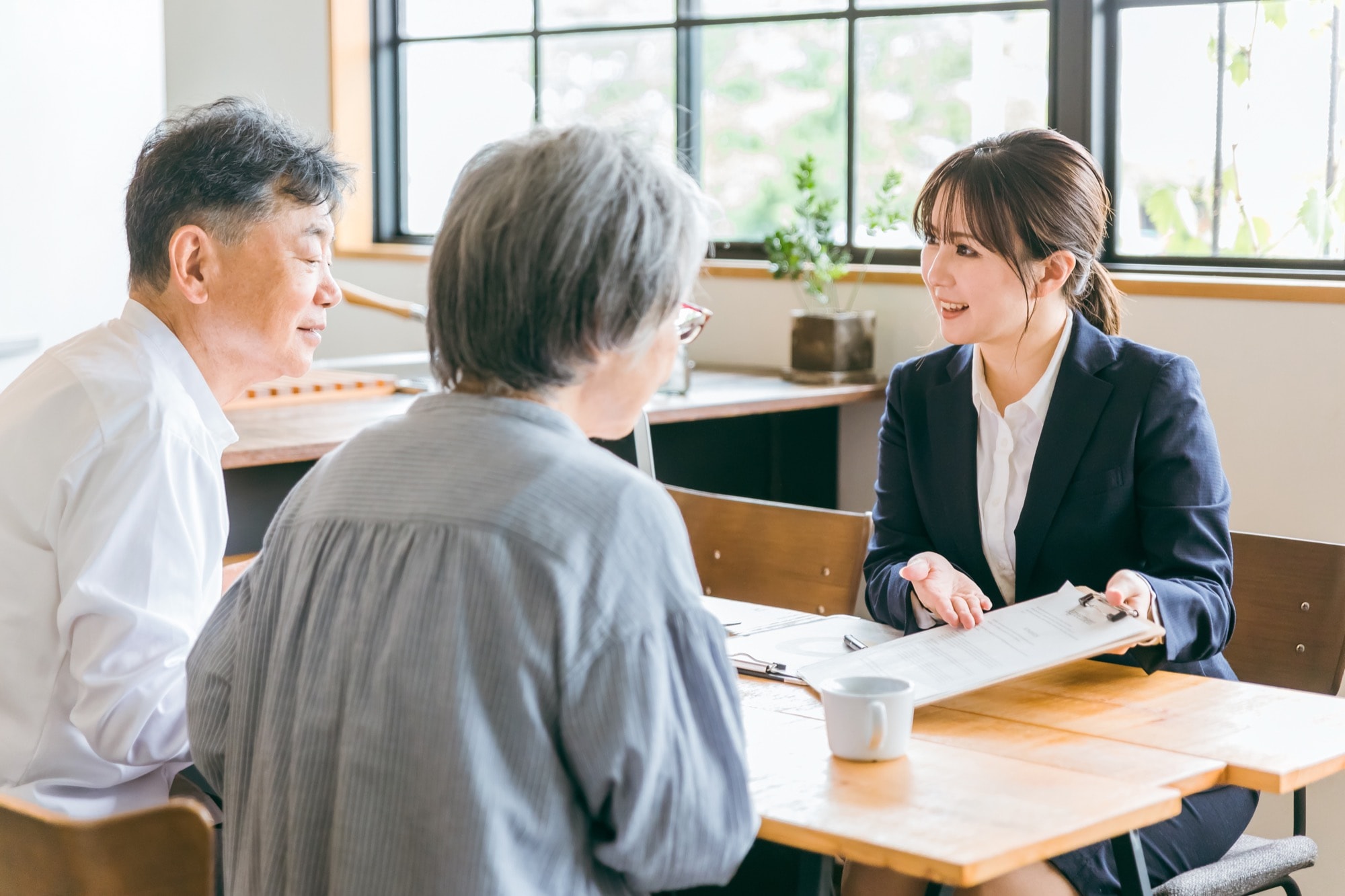 リフォームの打ち合わせをする夫婦と担当者