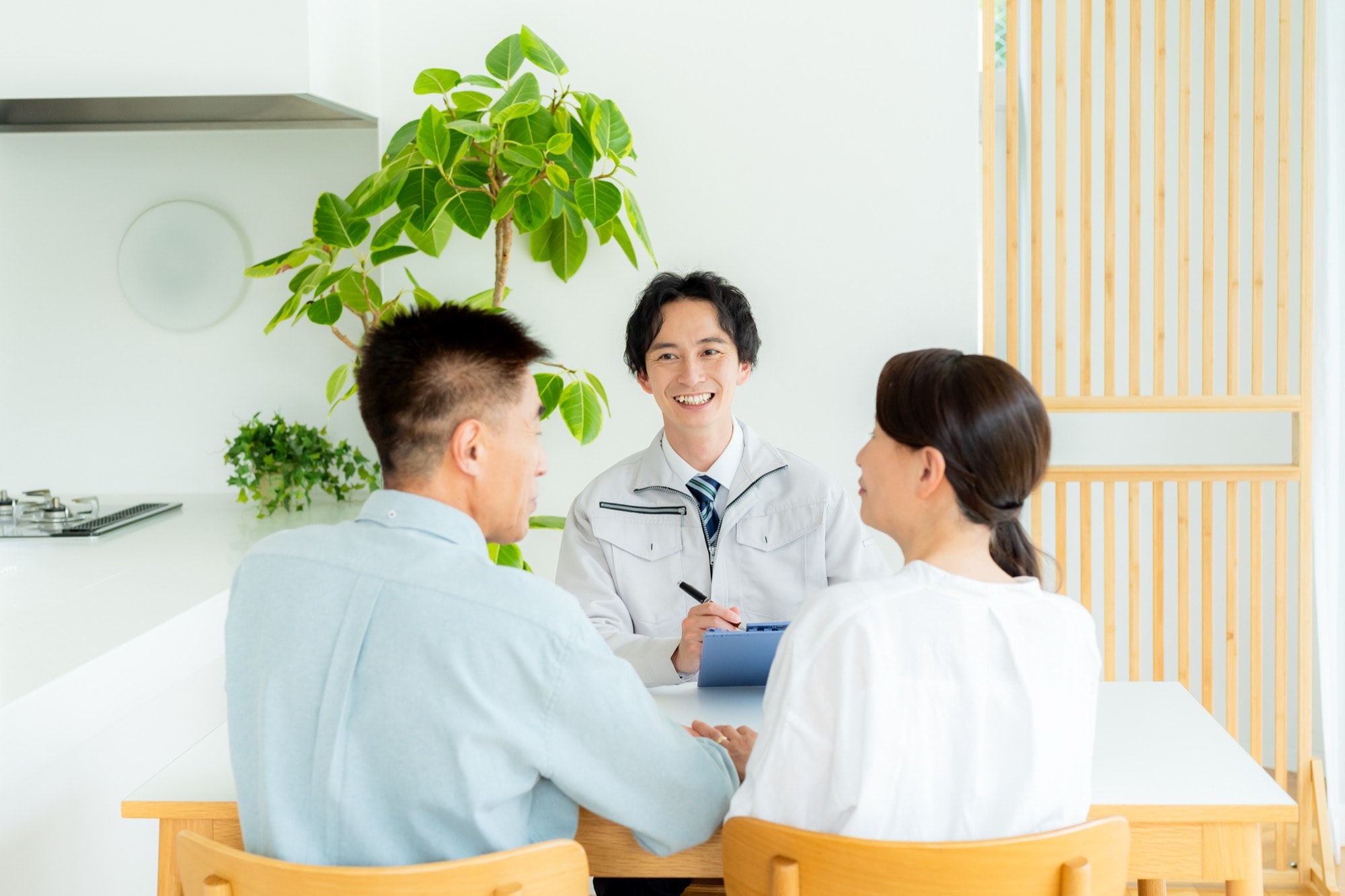 リフォーム会社の担当者と打ち合わせをする夫婦
