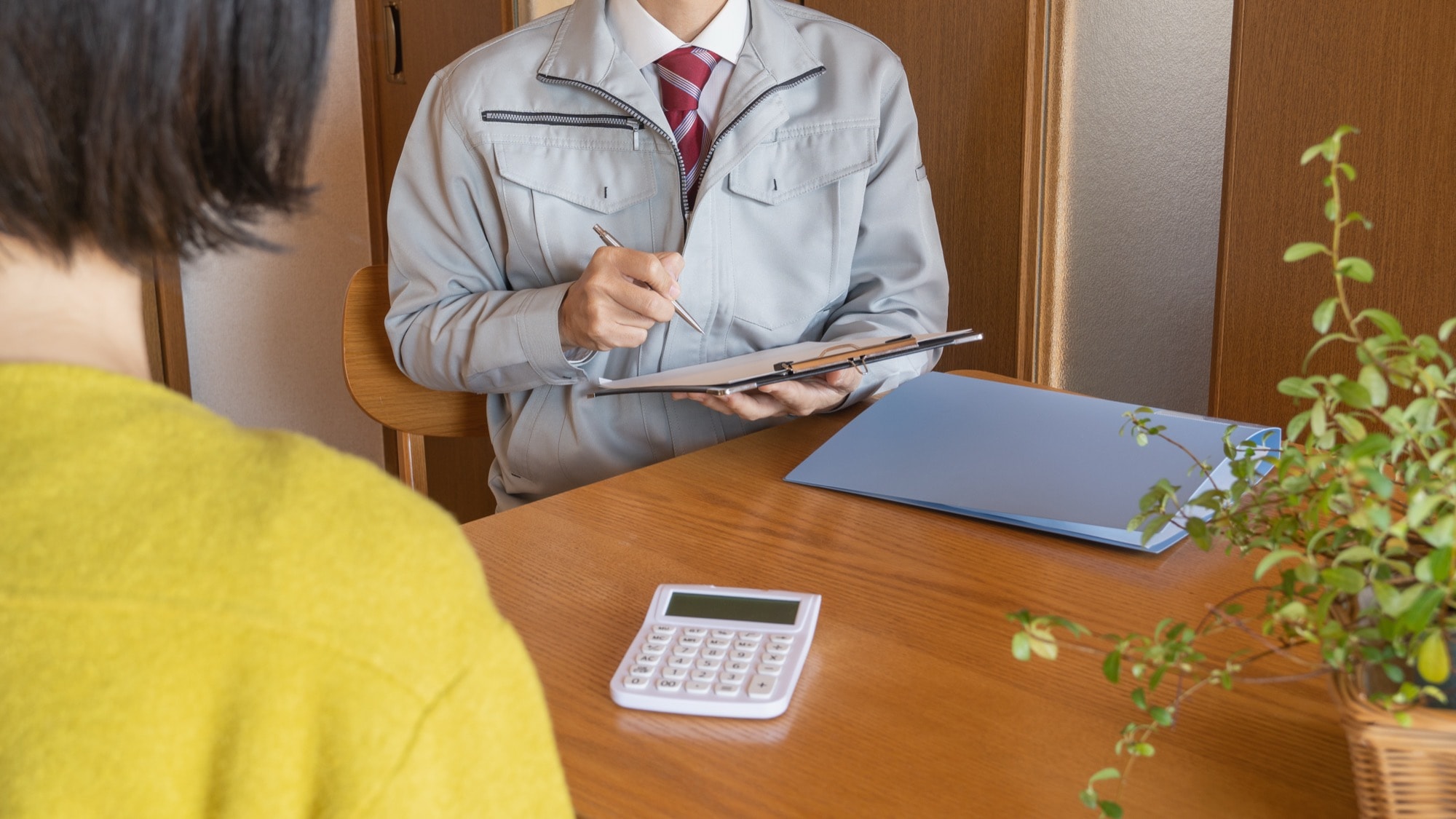業者に質問する女性