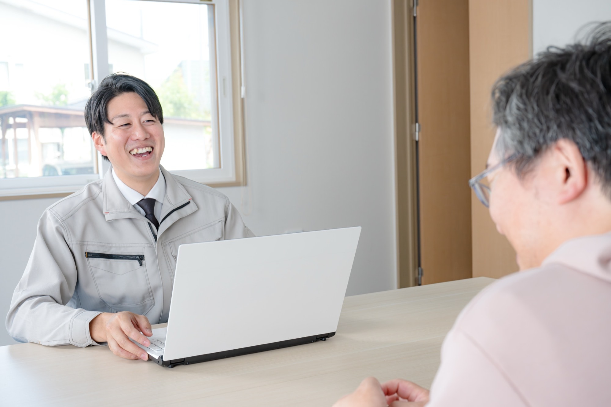 談笑する担当者と顧客