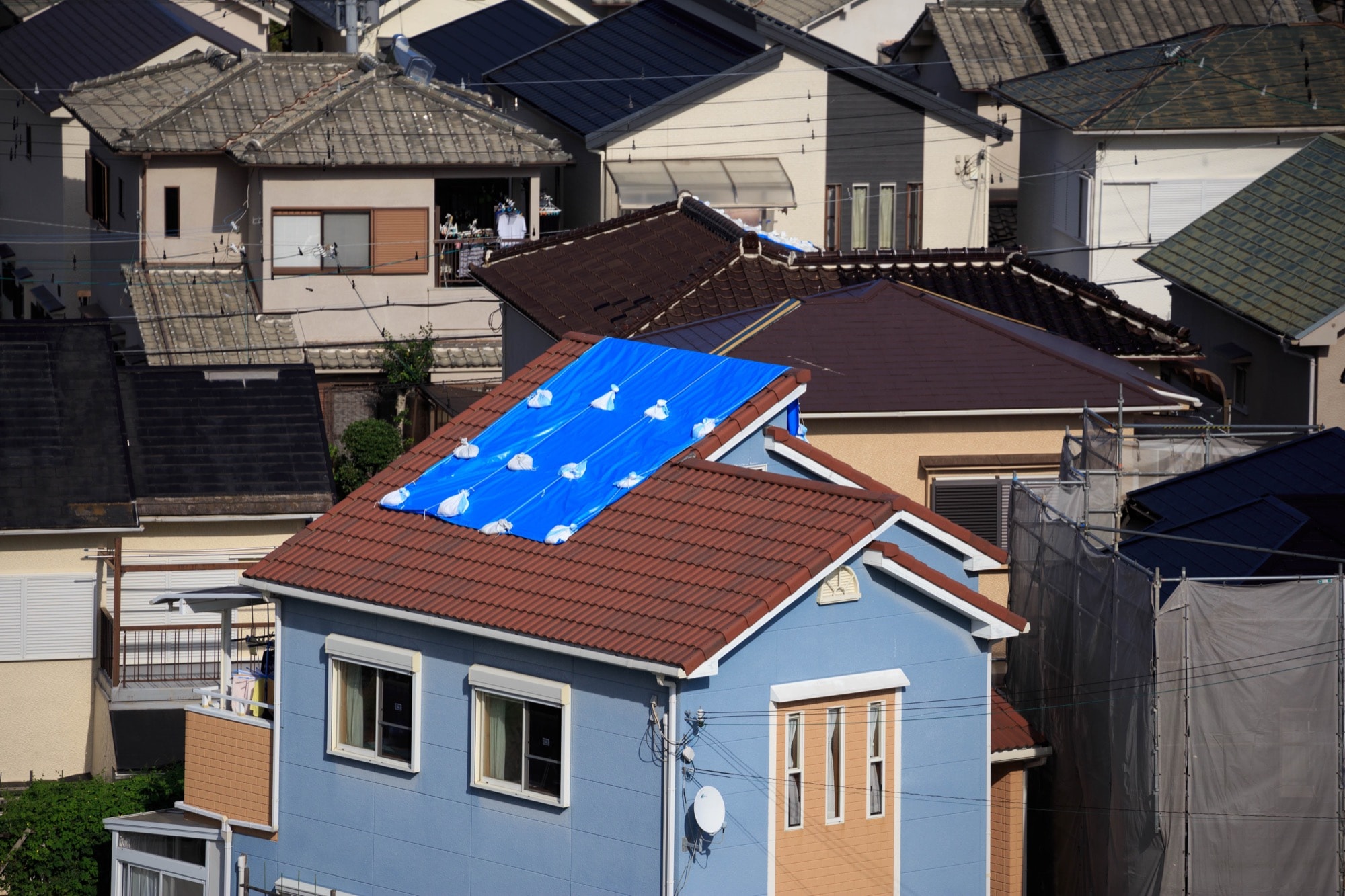ブルーシートで応急処置した屋根