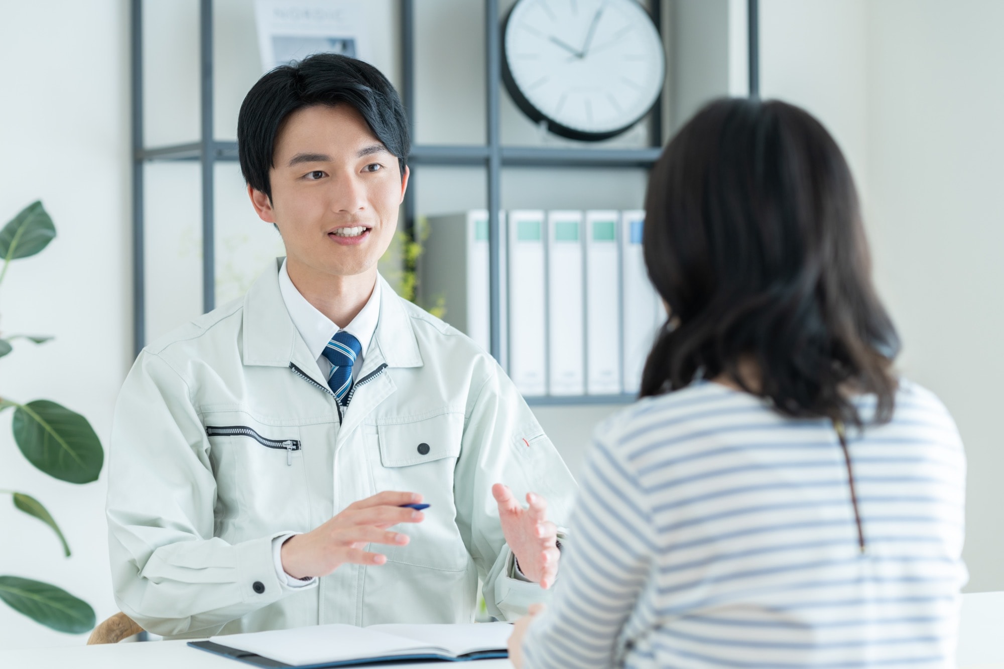 担当者に相談する女性