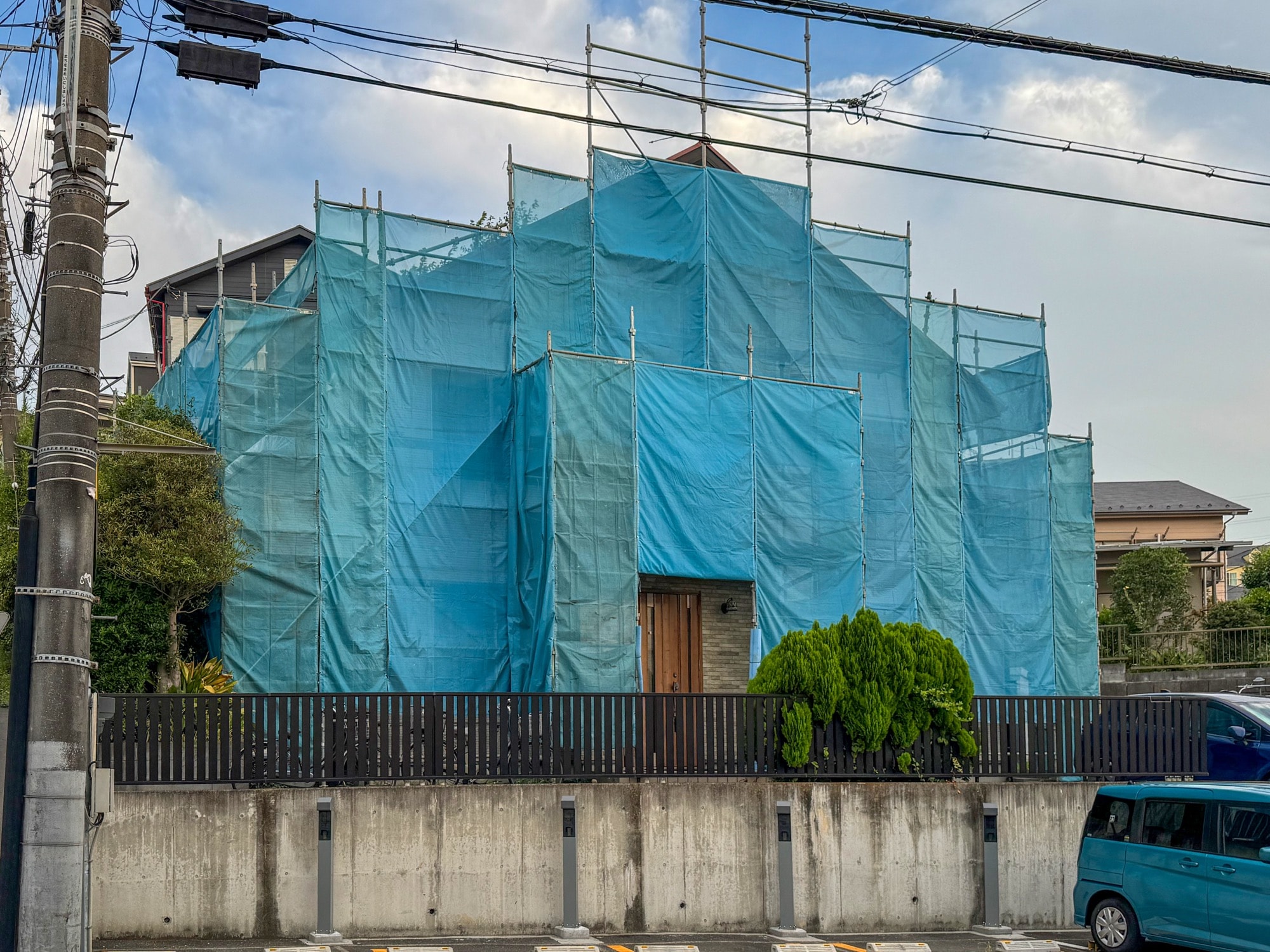 足場を組んだ住宅