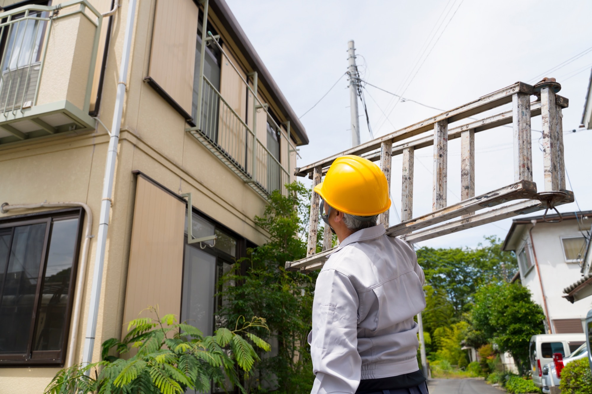 現地調査をする作業員