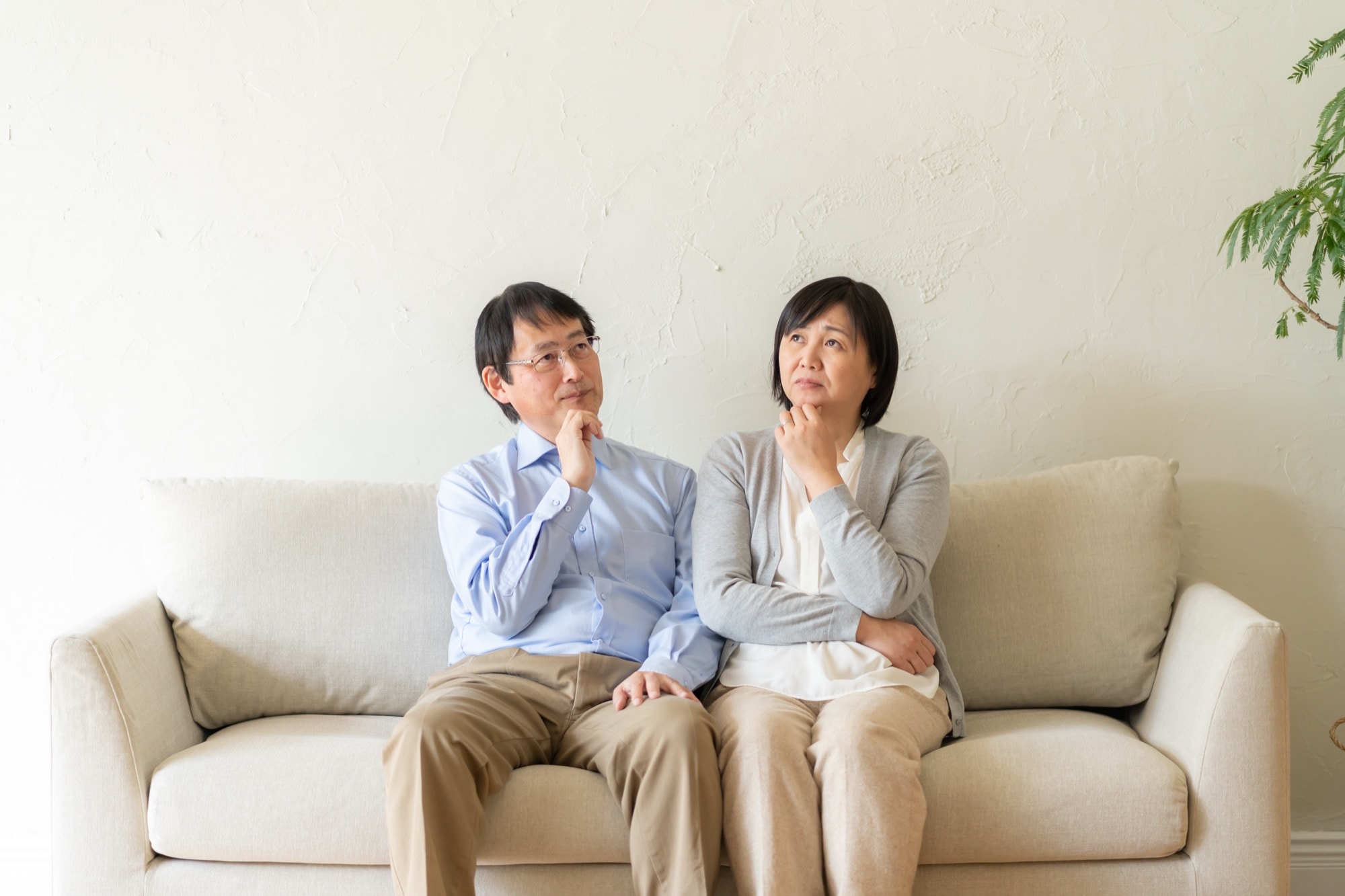 外壁リフォームを検討する夫婦