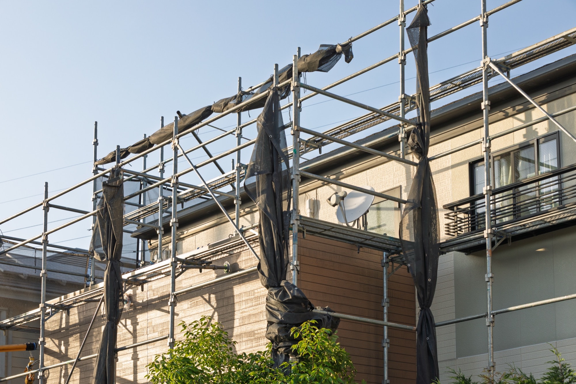 足場を組んだ一軒家