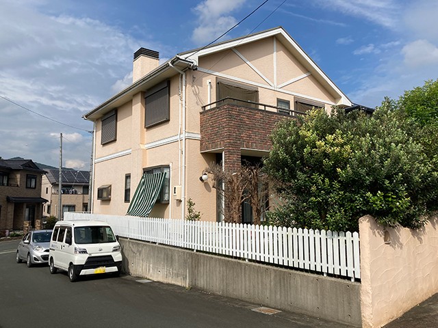 リフォーム前のクリーム色の外壁