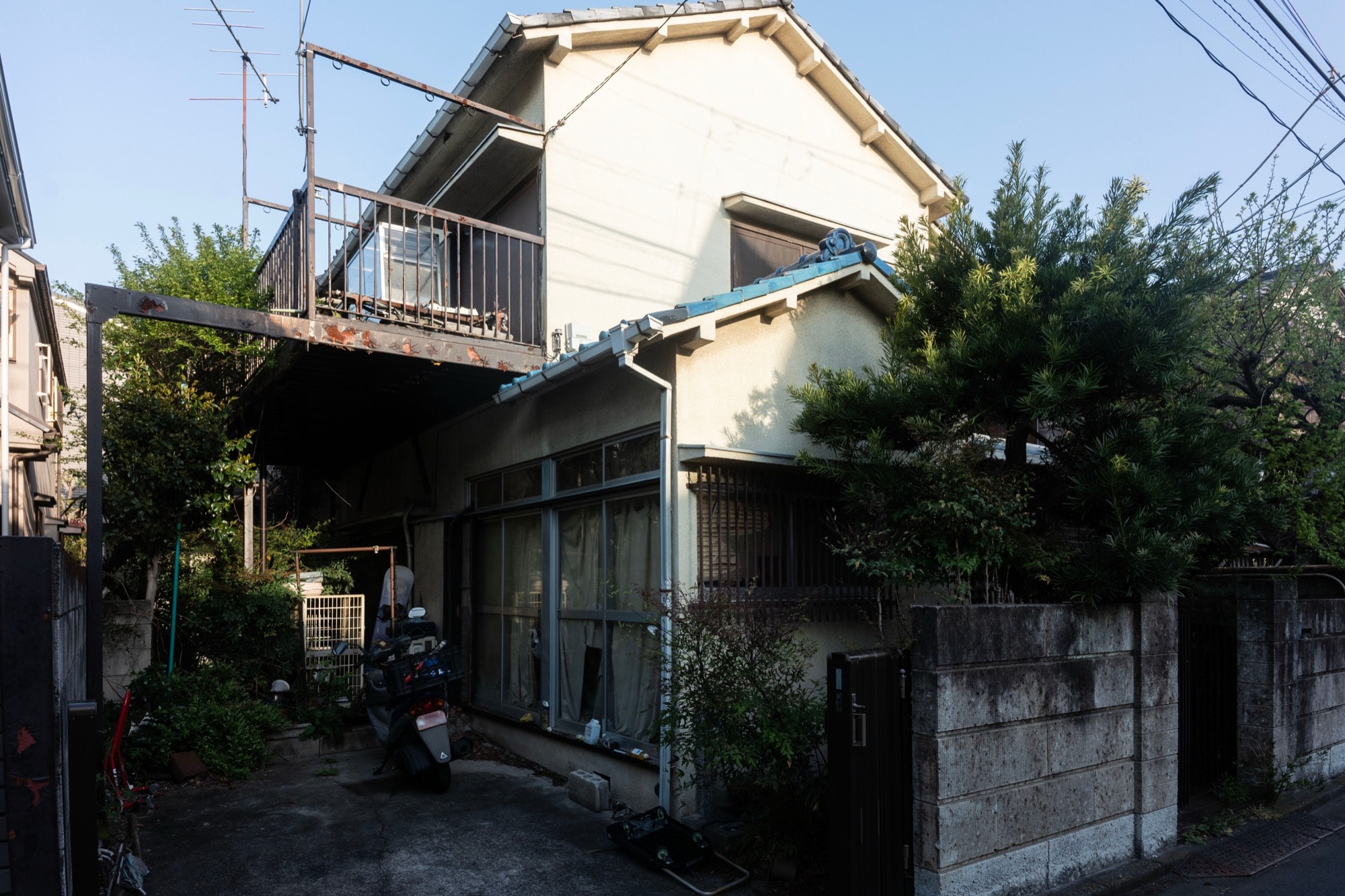 古さの目立つ一軒家