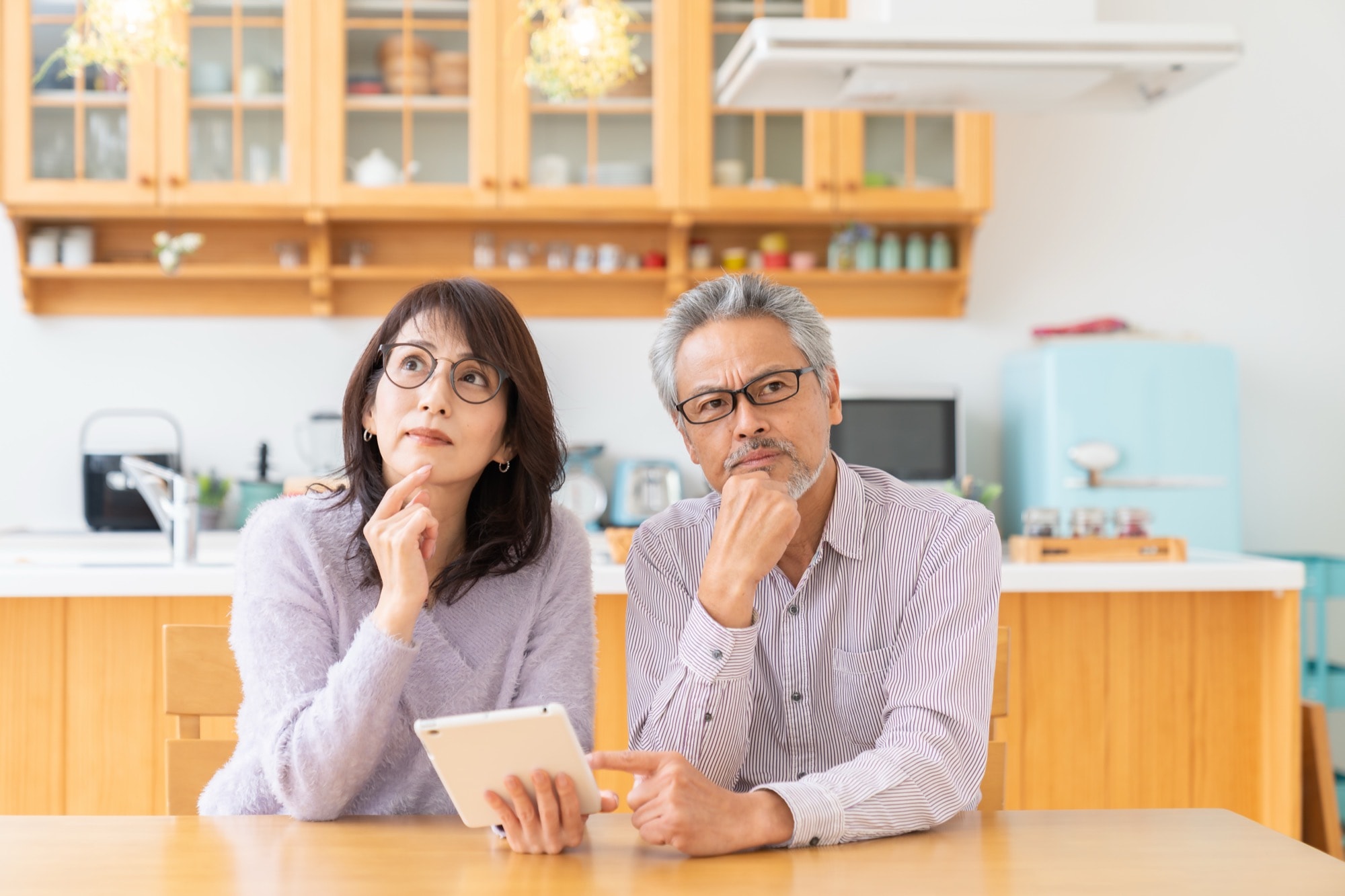 悩むシニア夫婦