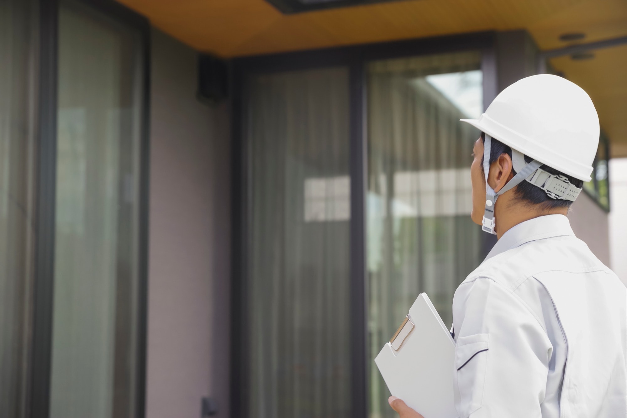 工事後の外壁をチェックする作業員