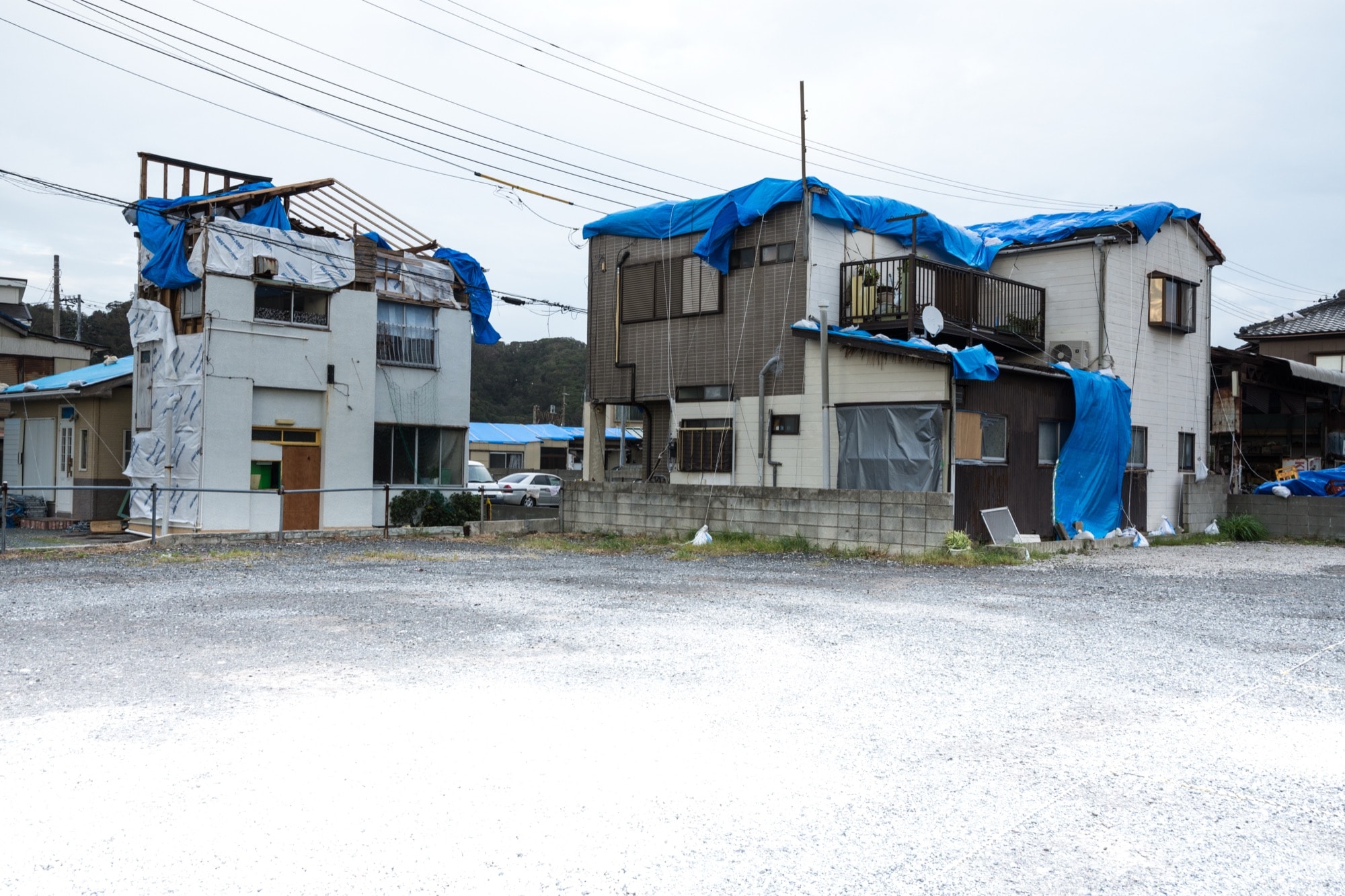 強風被害で屋根が破損した家屋