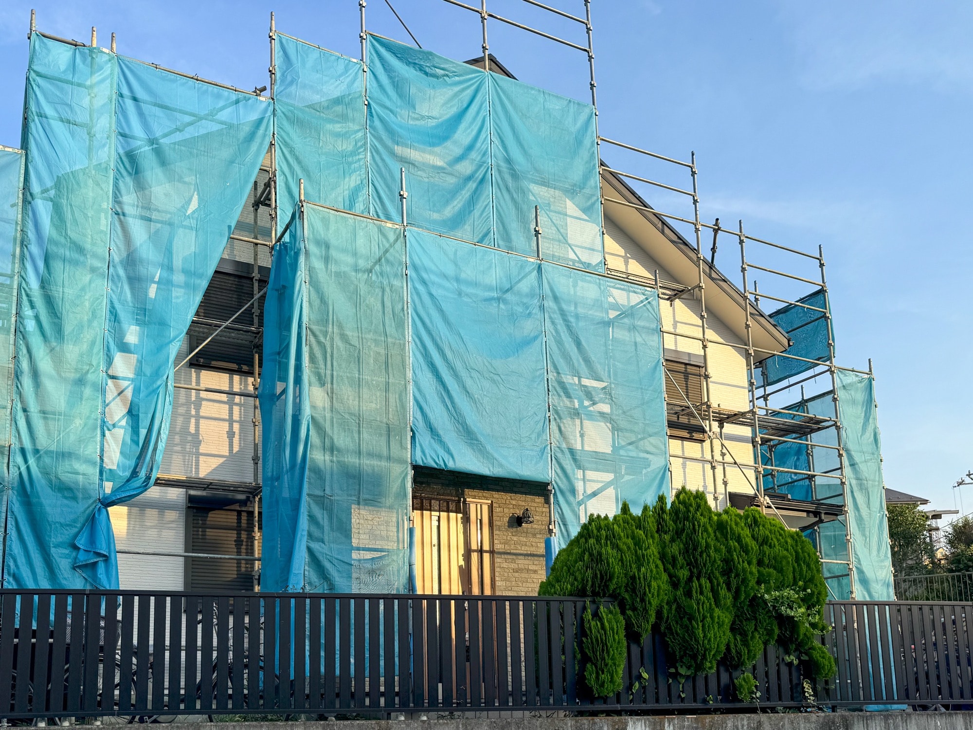 屋根と外壁リフォーム中の住宅