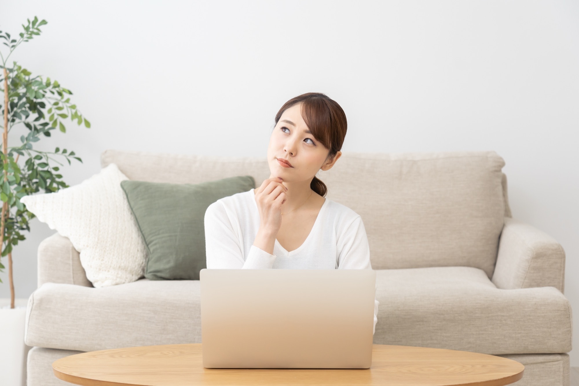 疑問に思う女性