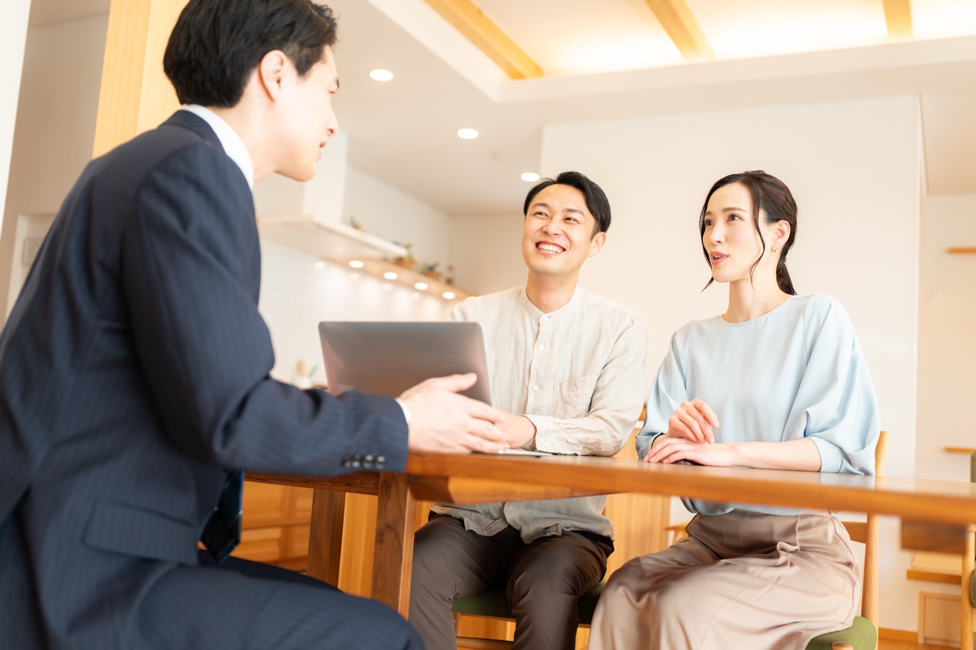 保険業者に相談する夫婦