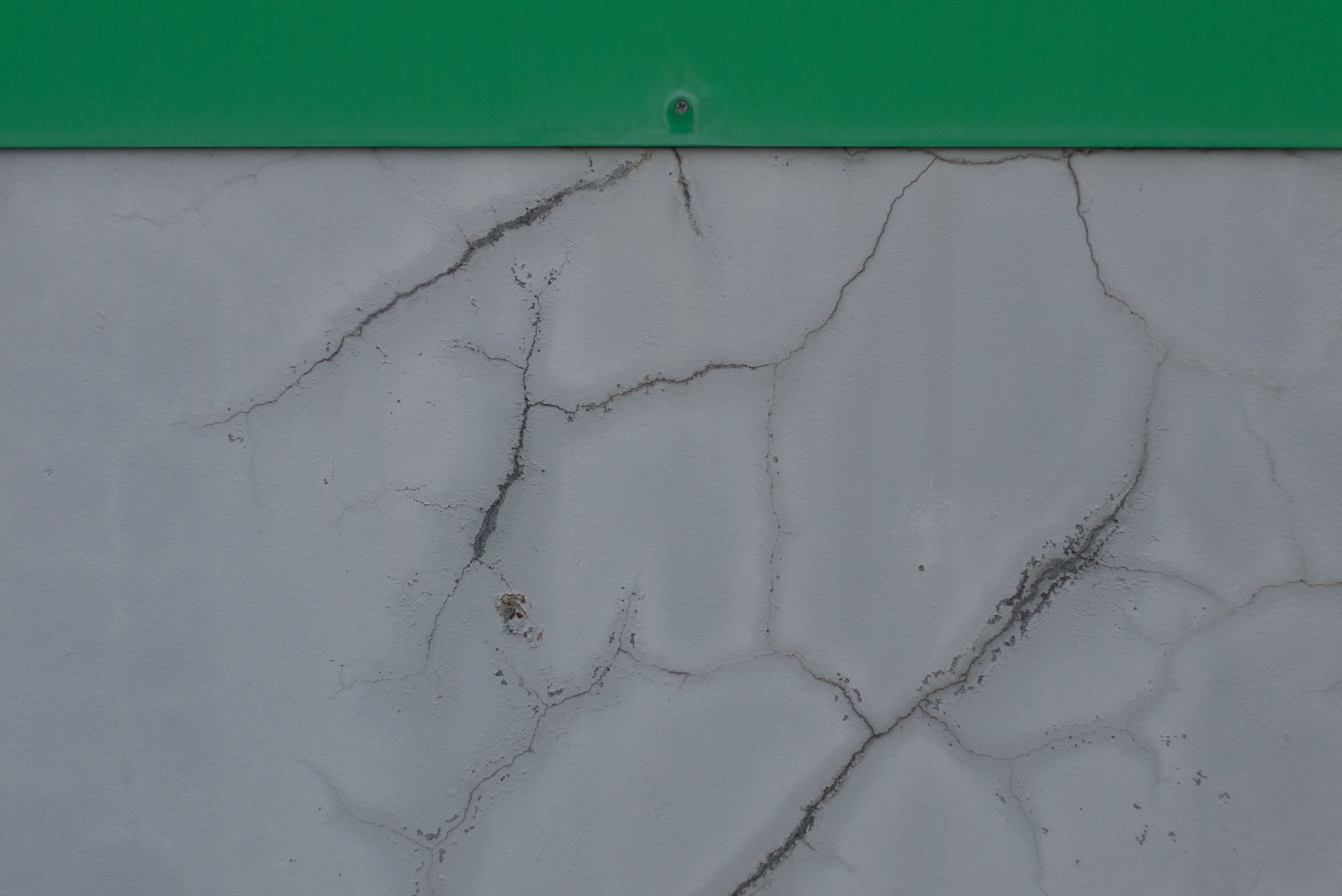 補修後にひび割れが再発した外壁