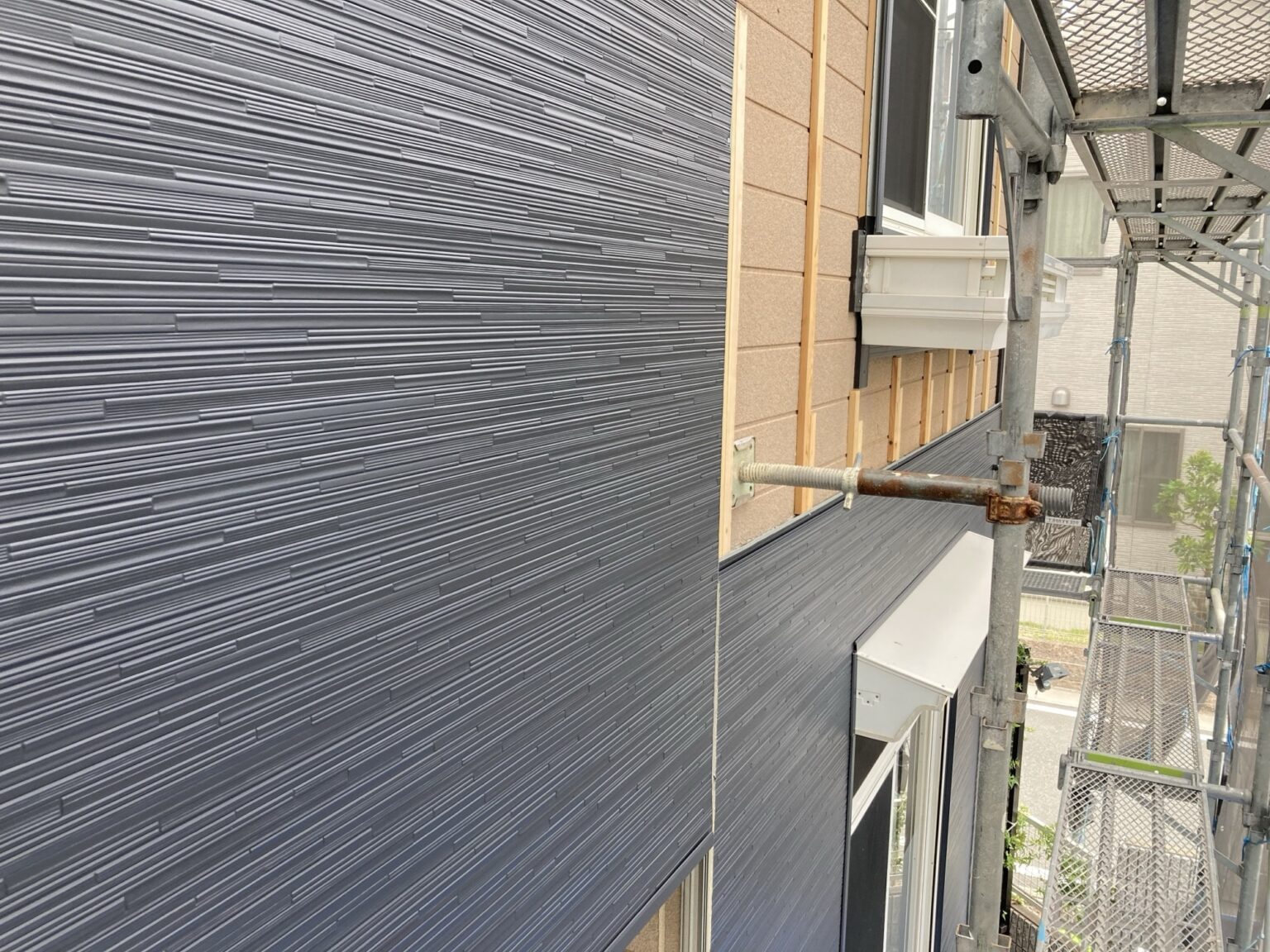 カバー工法でリフォーム中の住宅