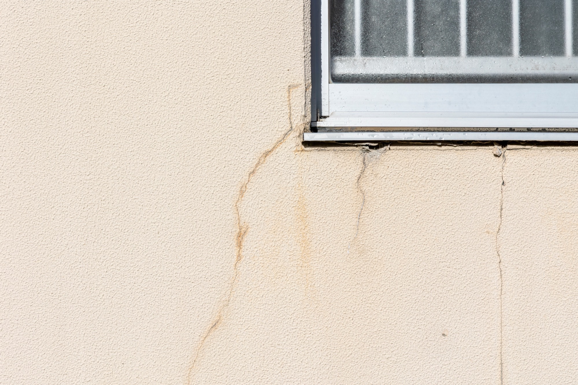 窓から伸びる斜めクラック