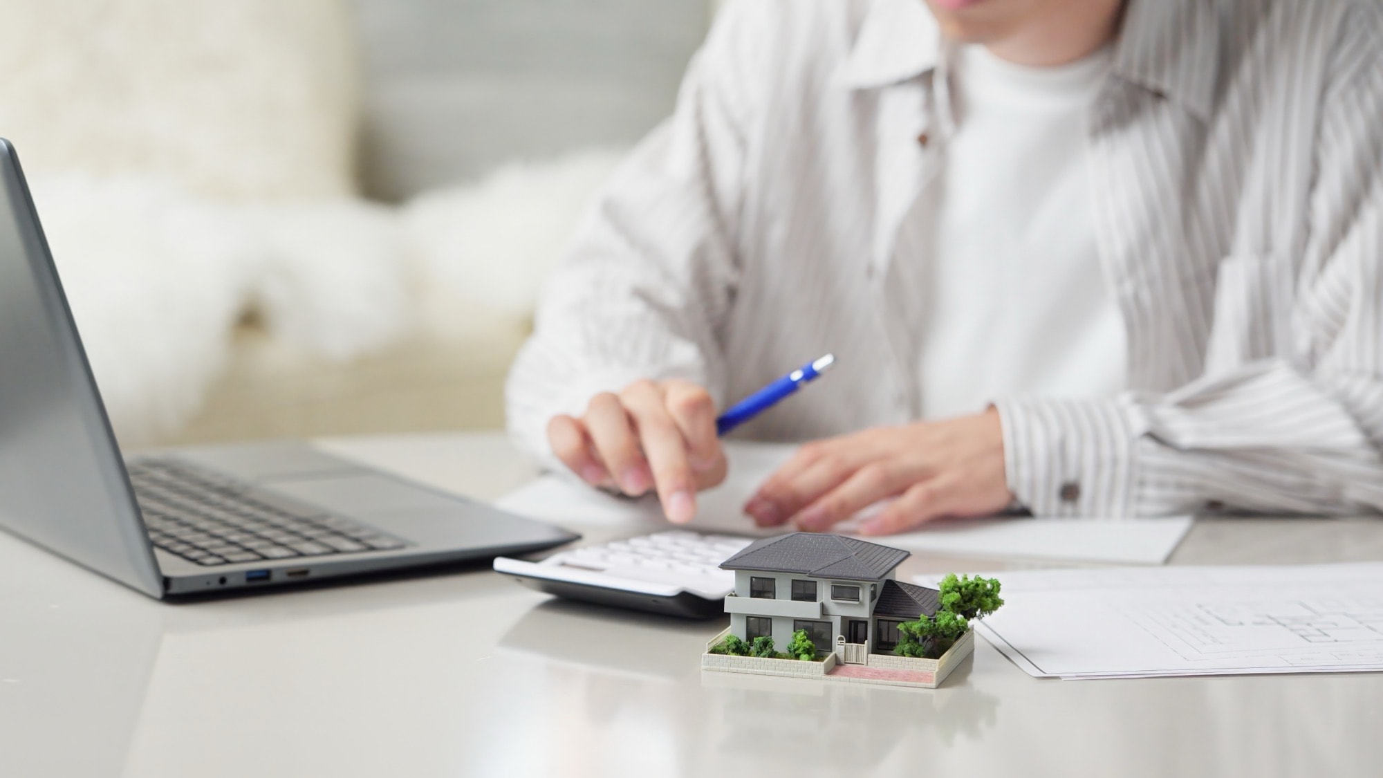 PCで調べながら屋根リフォームを検討する男性