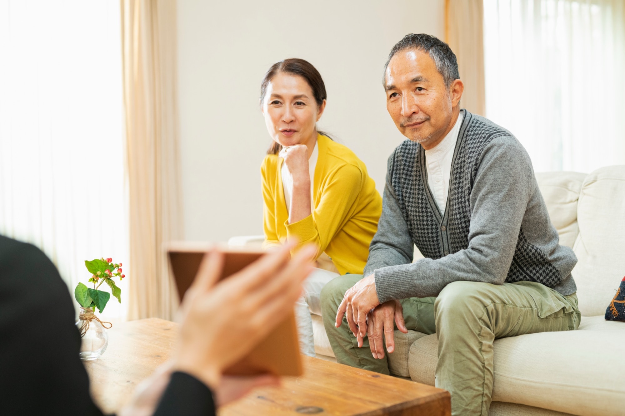 営業担当者の説明を受ける夫婦