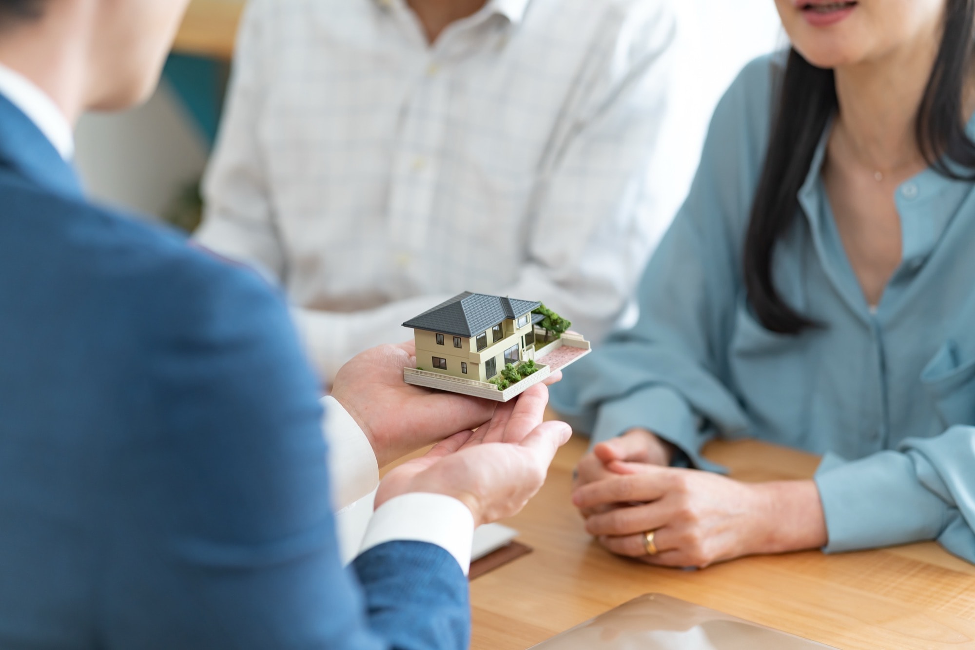 屋根リフォームについて説明を受ける夫婦
